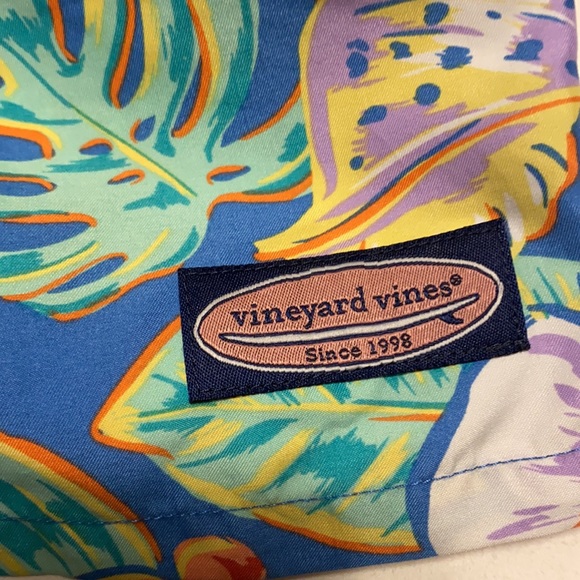 Vineyard vines men’s bathing suit - Picture 3 of 3